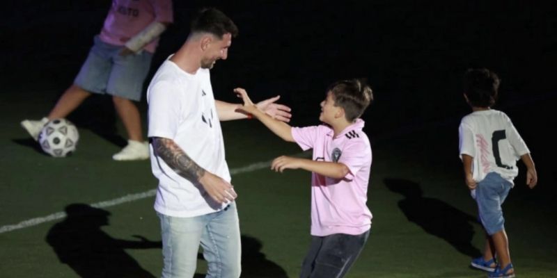 Tin Hình Ảnh Thể Thao – Khoảnh Khắc, Cảm Xúc Và Câu Chuyện Sau Ống Kính 7 Messi tập cùng con trai Thiago tại Inter Miami – Tình cha con trên sân cỏ